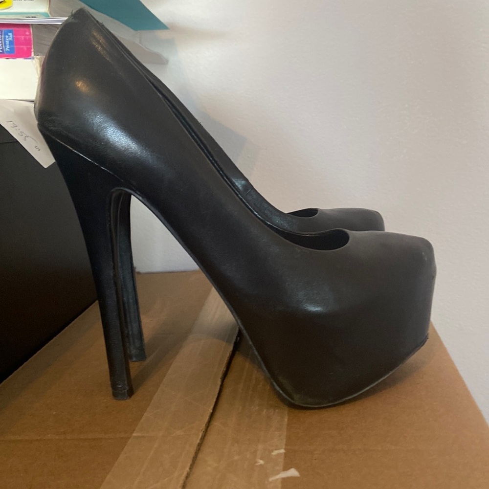 Steve Madden black platform pump heel (model: dejavu) size US 6